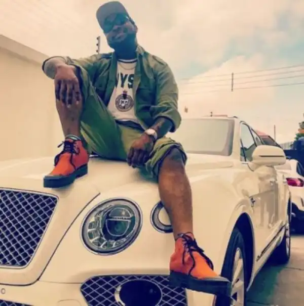 Crowd Goes Wild As Davido Arrives At NYSC Camp (Watch) 